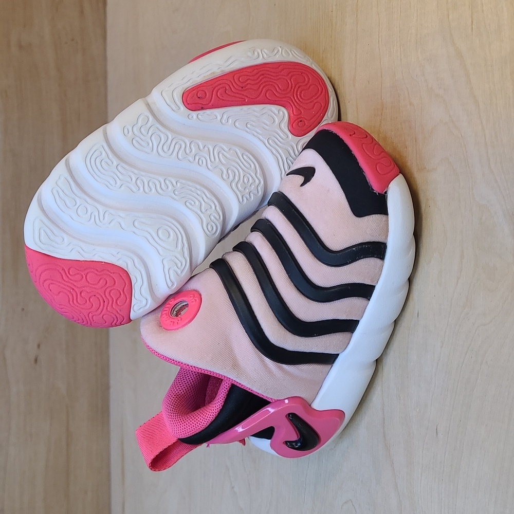 Nike Kids Sneakers Pink and Black - Picture 9 of 10